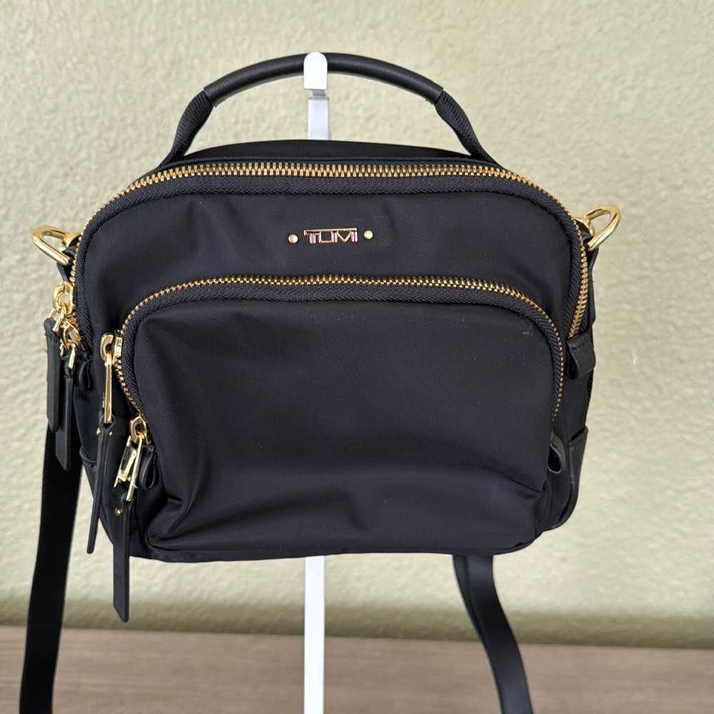 Tumi Voyageur Troy Crossbody with adjustable strap. Excellent condition